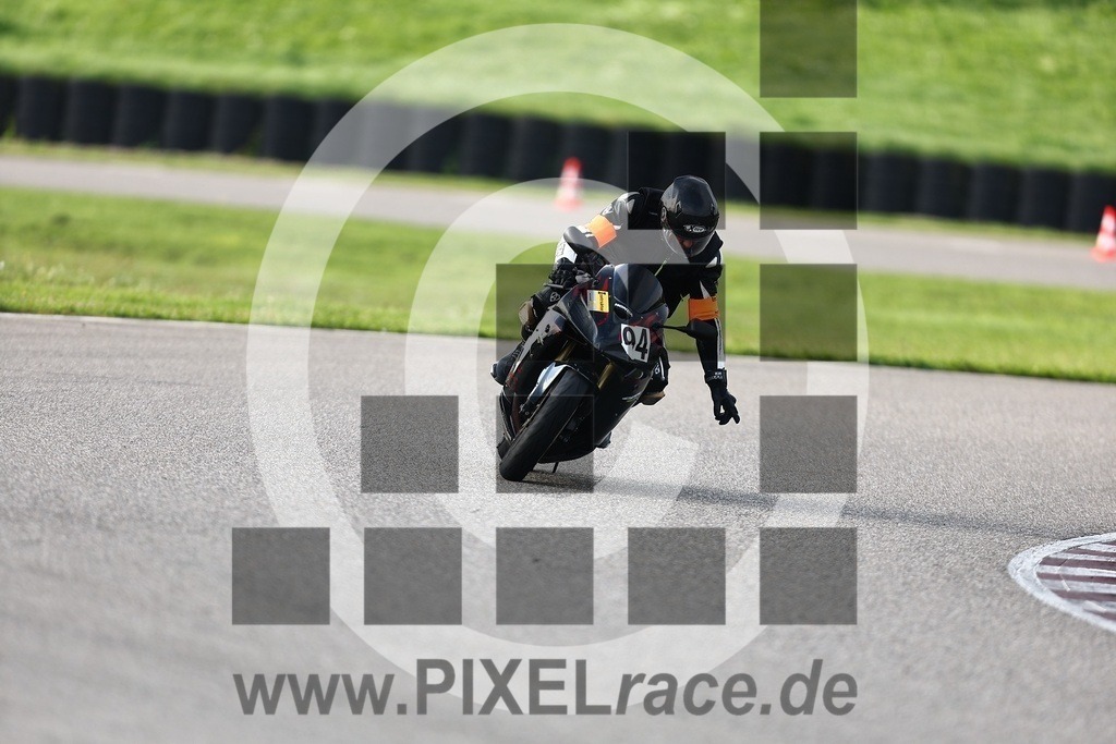 inst-20250928_00357 | Schöne Erinnerungen an spannende Momente - das festzuhalten ist unser Job. PIXELrace.de ist seit 2003 auf den Rennstrecken Europas unterwegs um die Action draußen beim Fahren und die wunderbare Stimmung imm Fahrerlager für euch einzufangen.