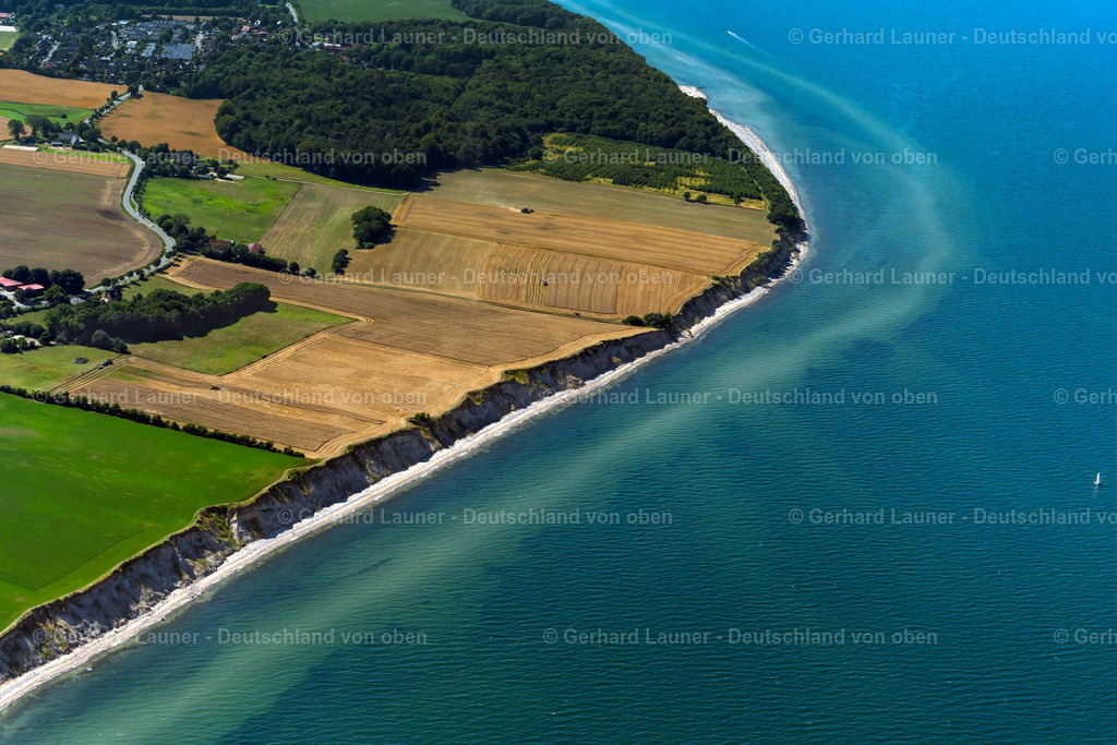 4037916 | Steilküste an der Ostsee bei Stohl 07.08.2020 Küsten- Landschaft am Ostsee- Sandstrand bei Schwedeneck im Bundesland Schleswig-Holstein, Deutschland. // Coastal landscape on the sandy Baltic Sea beach near Schwedeneck in the state Schleswig-Holstein, Germany. Foto: Gerhard Launer