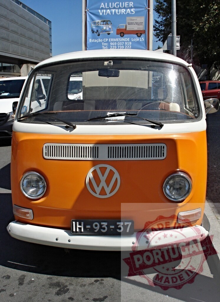 Classic Volkswagen Kombi Van Parked on Street | Orange and white Volkswagen Kombi van parked on a city street, showcasing its vintage design - Realisiert mit Pictrs.com