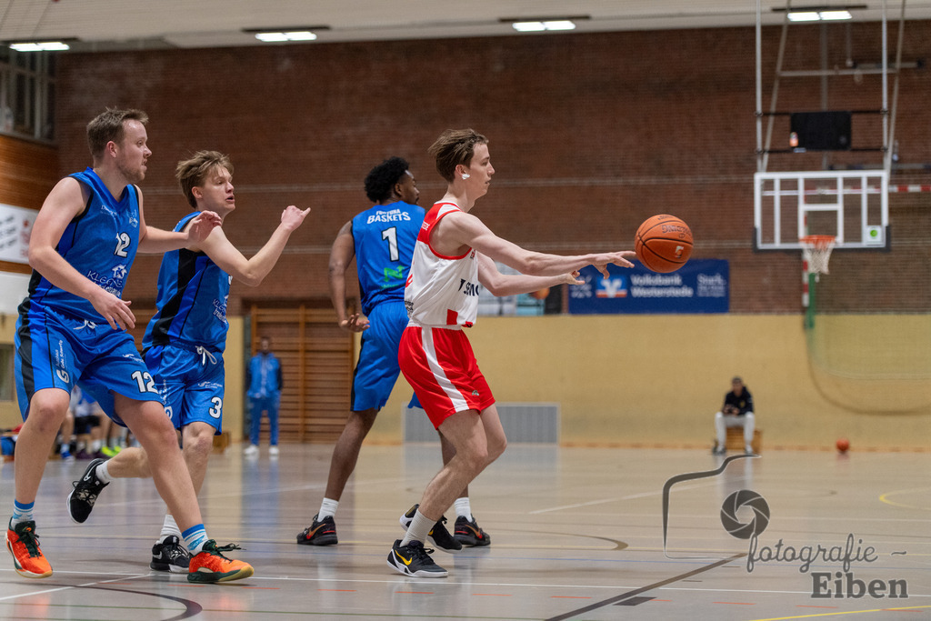 TSG Westerstede-Fortuna Logabirum | Basketball 2. Regionalliga; TSG Westerstede 2 (weiß)- Fortuna Logabirum (blau) am 12.12.2025 in Westerstede (Hössensportzentrum), Photo: Philip Eiben 2025 - Realisiert mit Pictrs.com