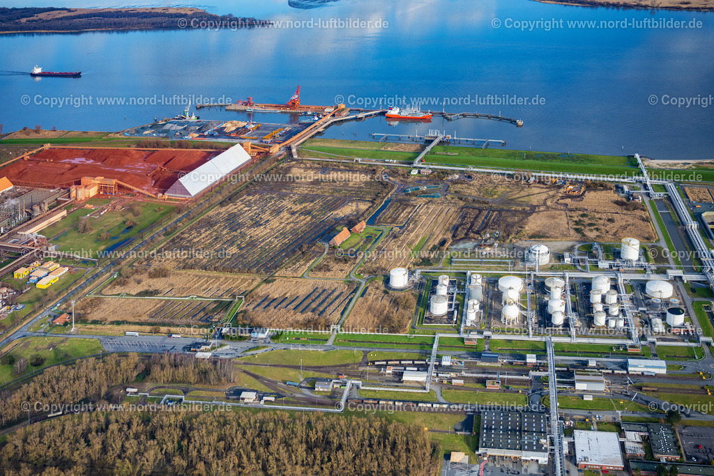 Stade_Bützfleth_LNG_Terminal_Baustelle_ELS_3521040223 | STADE 04.02.2023 Baustellen zum Ausbau der Wasserbrücke mit Leitungssystemen des LNG Erdgas und Flüssiggas- Terminal und Entladekai und AOS Raffinerie- Werksgelände an der Straße Am Seehafen im Ortsteil Bützfleth in Stade im Bundesland Niedersachsen, Deutschland. Weiterführende Informationen bei: AOS Aluminium Oxid Stade GmbH,  Dow Deutschland Anlagengesellschaft mbH,  Hafenbetriebs GmbH & Co. KG,  Hanseatic Energy Hub GmbH. // Construction site of Water bridge with line systems of the LNG natural gas and liquid gas terminal and unloading quay and AOS Raffinerie- Werksgelaende on street Am Seehafen in the district Buetzfleth in Stade in the state Lower Saxony, Germany. Further information at: AOS Aluminium Oxid Stade GmbH,  Dow Deutschland Anlagengesellschaft mbH,  Hafenbetriebs GmbH & Co. KG,  Hanseatic Energy Hub GmbH. Foto: Martin Elsen