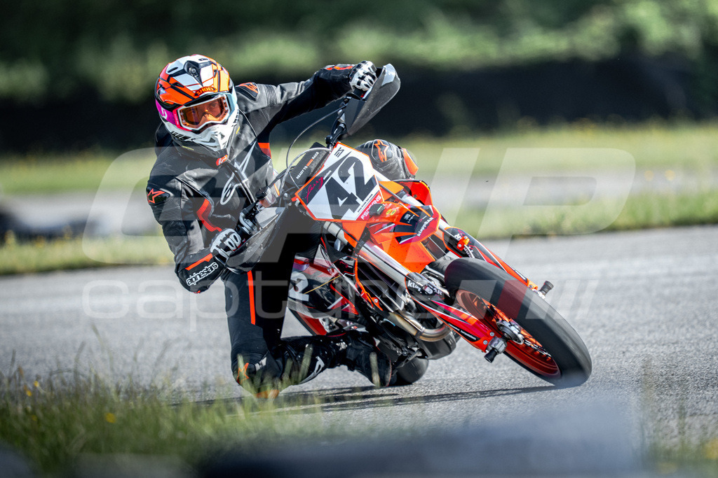 G-Cup + Supermoto Staatsmeisterschaft + Hungarian Supermoto Championship | GRIPcapture steht für authentische Sportfotografie in Österreich – für Momente, die mehr sind als Geschwindigkeit oder Ergebnis. Es geht um Emotion, Spannung, Fokus und den Augenblick, der oft nur einen Wimpernschlag dauert.Ob Motorsport, Teamsport oder 
