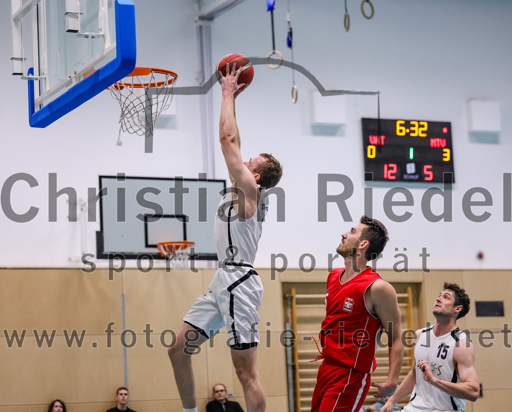 2025-12-06_039_TSV_Vaterstetten_gegen_MTV_1879_Muenchen | Vaterstetten, Deutschland, 06.12.2025:Basketball, 2. Regionalliga Süd 2025 / 2026, 9. Spieltag, TSV Vaterstetten gegen MTV 1879 München, Endergebnis: 58:83Tom Hedden (TSV Vaterstetten, #8), Felix Daniel Schuck (MTV 1879 München, #5)Foto: Christian Riedel / fotografie-riedel.net