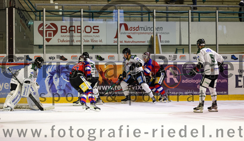 2022-09-09_108_TSV_Erding_gegen_Deggendorfer_SC | Erding, Deutschland, 09.09.2022:
Eishockey, Bayernliga 2022 / 2023, Testspiel, TSV Erding gegen Deggendorfer SC, Endergebnis: 2:5

Torwart Christoph Schedlbauer (Erding Gladiators, #31), Mark Waldhausen (Erding Gladiators, #27), Lukas Krämmer (Erding Gladiators, #24), Florian Zimmermann (Erding Gladiators, #5)

Foto: Christian Riedel / fotografie-riedel.net
