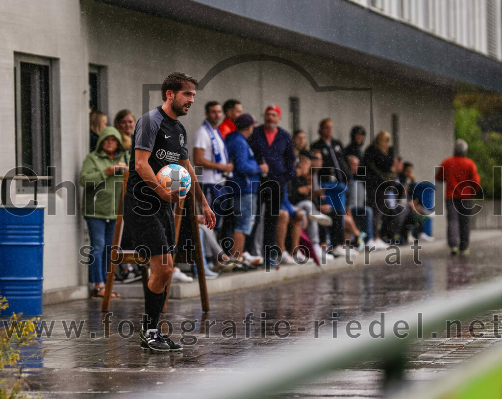 2023-08-05_059_FC_Langengeisling_gegen_SVN_Muenchen | Erding, Deutschland, 05.08.2023:
Fußball, Bezirksliga Oberbayern Ost 2023 / 2024, 2. Spieltag, FC Langengeisling gegen SVN München, Endergebnis: 1:3

Lucas Seeholzer (FC Langengeisling, #2)

Foto: Christian Riedel / fotografie-riedel.net