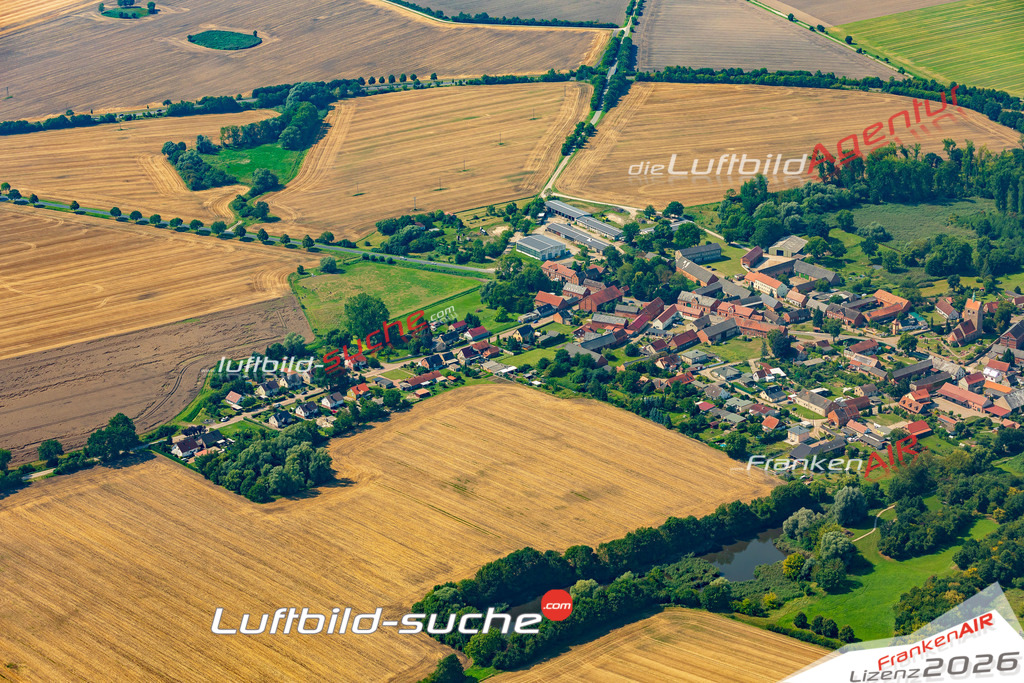 Schrägluftbild  Groß Schwechten  Stendal - Das Luftbild wurde 2025 vom UL-Flugzeug heraus erstellt (ohne Drohne- keine Drohnenaufnahme ) - Hochauflösende Luftaufnahme -Nicht vergleichbar mit Google Maps oder Satelittenbilder- Die Geschenkidee !Mit Lizenz und Bildrechte bestellbar