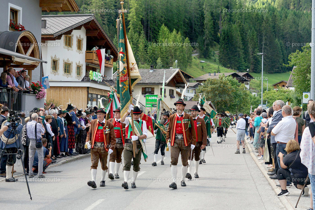 e09-news-2023-Juli23-Regimentsschuetzenfest3-Steeg-UMZUG_DORF-DSC07312 | Info aus dem Bezirk Reutte/Ausserfern Tirol sowie eine umfangreiche Bilddatenbank über die gesamte Region: Lechtal, Talkessel Reutte, Tannheimertal, Zwischentoren. Lech, Plansee, Zugspitze, Grenztunnel, B179, Fernpassstraße, Verkehr, Lawinen, Tradition, - Realisiert mit Pictrs.com