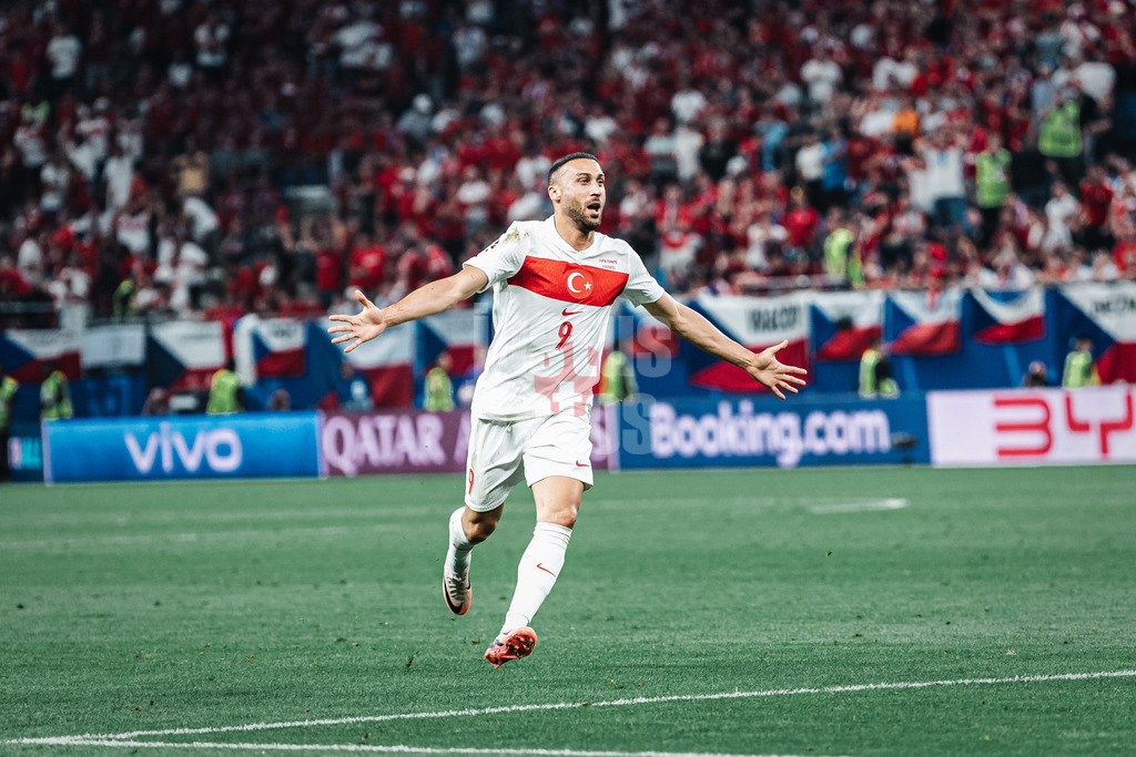 Fußball | Herren | UEFA-Fußball-Europameisterschaft 2024 | Gruppe F | Tschechien vs. Türkei | 26.06.2024 | Cenk Tosun (#9, Türkei) schießt das 2:1 Tor und jubelt