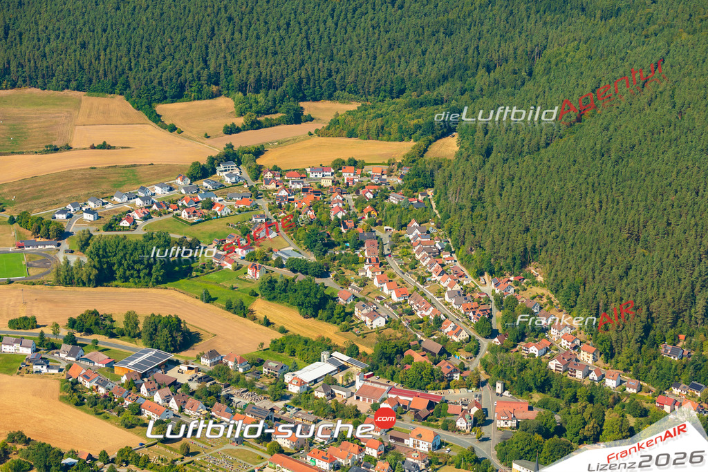 Luftaufnahme der Stadt Weißenbrunn - Die Luftaufnahme wurde 2025 vom UL-Flugzeug heraus erstellt ( keine Drohne ) - Hochauflösende Luftaufnahme - für professionelle Ausdrucke geeignet. Die Geschenkidee !Mit Lizenz und Bildrechte bestellbar
