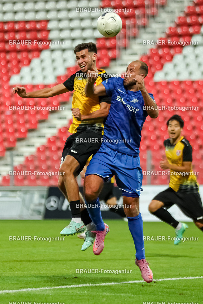 SB_KFCBAU_20250815_4632.JPG -  - KFC Uerdingen - SF Baumberg - Oberliga Niederrhein | Krefeld, Deutschland, 15.08.25: Mohammed Yasin Benslaiman Benktib (KFC Uerdingen) und Louis Klotz (SF Baumberg) im Kampf um den Ball während des Oberliga Niederrhein Spiels zwischen KFC Uerdingen - SF Baumberg in der Grotenburg Stadion am 15. August 2025 in Krefeld, Deutschland. (Foto von Stefan Brauer/Brauer-Fotoagentur)