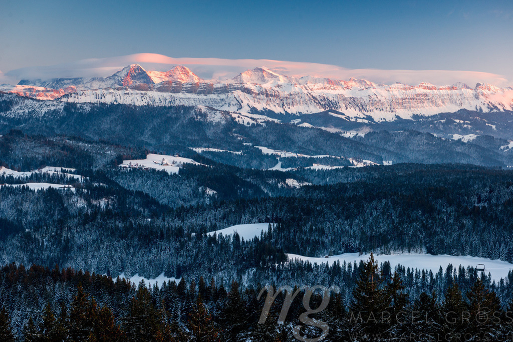 winter sunset on Eiger Mönch and Jungfrau in the Bernese Alps | Die ideale Geschenkidee für Naturliebhaber. Naturbilder von Marcel Gross Photography für ihr Zuhause in den verschiedensten Formaten und Materialien. - Realisiert mit Pictrs.com