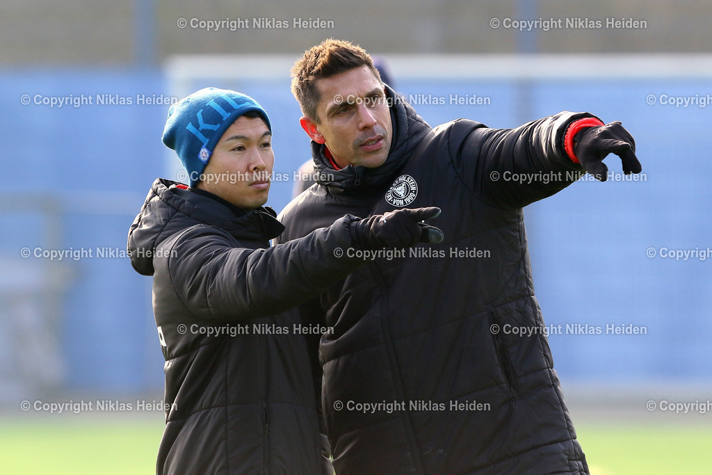 NH_HolsteinKiel_Training_12022025 | Marcel Rapp (Trainer, Holstein Kiel) und Spielanalyst Takahiro Sato.Fußball I Herren I Training I Saison 2024-2025 I Holstein Kiel I 12.02.2025 I Citti-Fußballpark