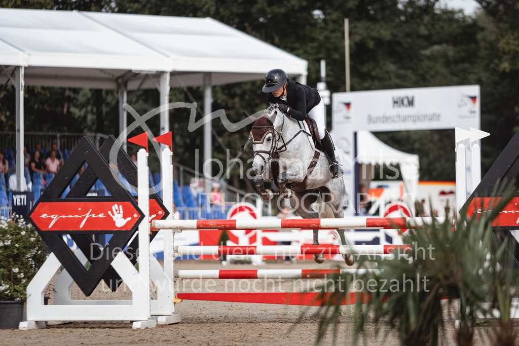 240906_BuCha_Pony-L-6j-215 | Deine schönsten Turniermomente als professionelle Fotos! Entdecke hochwertige Pferdesport-Fotografie im Online-Shop. Jetzt Fotos finden & bestellen!