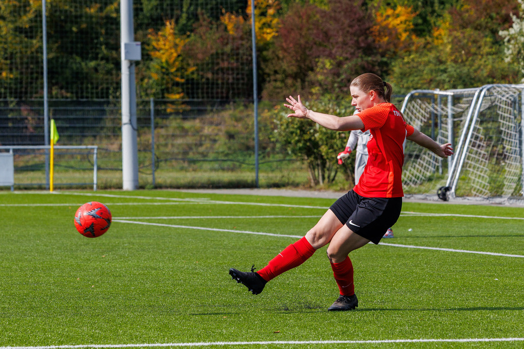 FCHHÜT_251003_4722 | 1.FC Heidenheim 1846 II vs. TSV Hüttlingen, Fußball, Frauen, Bezirkspokal, 2025/2026, 1.Runde, 03.10.2025 in Mergelstetten, Sportplatz 2(Foto: Michael Bulling) - Realisiert mit Pictrs.com