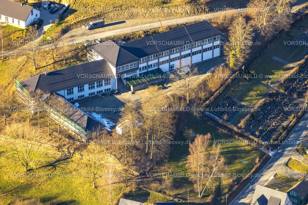 Schmallenberg230205544Westfeld | Luftbild, Gebäude Astenbergstraße mit Friedhof, Westfeld, Schmallenberg, Sauerland, Nordrhein-Westfalen, Deutschland