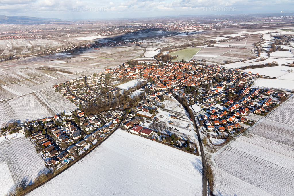 Luftbild: Dorfansicht aus Südwesten im Winter bei Schnee im Ortsteil Mörzheim in Landau im Bundesland Rheinland-Pfalz in Deutschland. Foto: IMG_096179.jpg vom 15.01.2017 durch Werner Riehm/FLY-FOTO.de