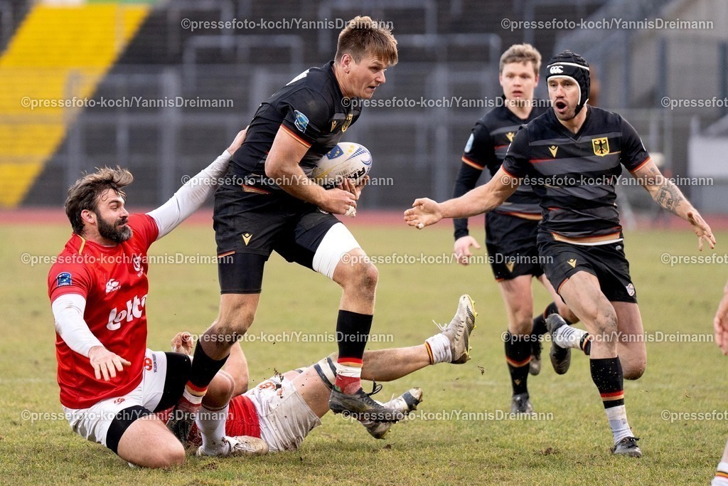 YDR1602250101044 | 16.02.2025, xydrx, Rugby Europe Championship, Deutschland - Belgien, 15er Männer, Auestadion Kassel: Jean-Maurice Decubber (Belgien #6) und Jens Torfs (Belgien #19) im Zweikampf mit Leo Wolf (Deutschland #12) und Tim Biniak (Deutschland #13)