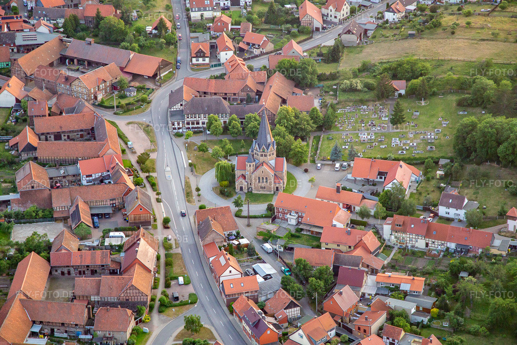 Luftbild: Erlöserkirche im Ortsteil Benzingerode in Wernigerode im Bundesland Sachsen-Anhalt in Deutschland. Foto: IMG_136602.jpg vom 17.06.2023 durch Werner Riehm/FLY-FOTO.de