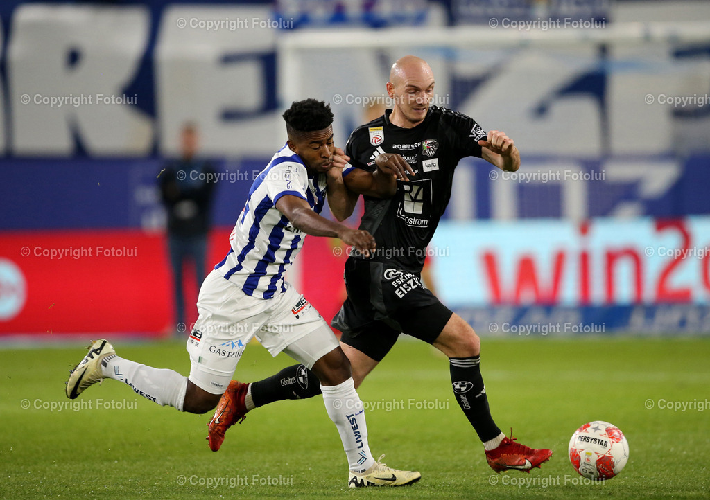 A_LUI_191024_11 | SPORT,FUSSBALL,ADMIRAL BUNDESLIGA BLAU WEISS LINZ-RZ PELLETS WAC 19.10.2024 IM BILD :PAUL MENSAH  (BL.WEISSLINZ) UND NICOLAS WIMMER  (WAC) FOTOLUI/MW