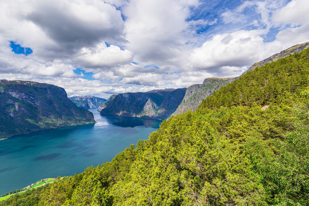 Blick vom Stegastein über den Aurlandsfjord in Norwegen | Blick vom Stegastein über den Aurlandsfjord in Norwegen.