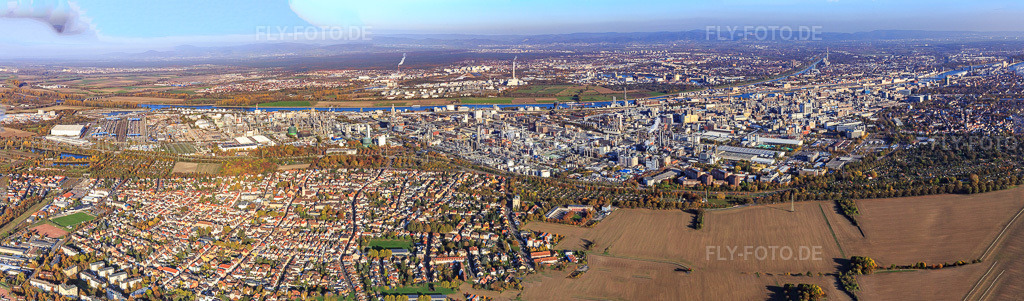 Luftbild: Panorama der BASF von Westen im Ortsteil BASF in Ludwigshafen im Bundesland Rheinland-Pfalz in Deutschland. Foto: IMG_095539-Pano.jpg vom 30.10.2016 durch Werner Riehm/FLY-FOTO.deAuflösung des Originals: 15784 x 4640 pxWWW.BASF.COM