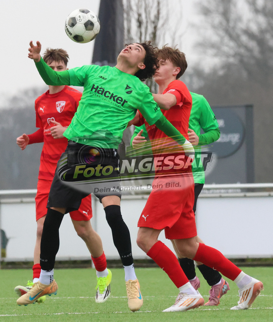 SV Rödinghausen - FC Iserlohn | Auf dem Bild zu sehen: grün SV Rödinghausen: Manuel Striegl ; rot FC Iserlohn: Simon Aleksander Sadlek SV Rödinghausen, FC Iserlohn, Saison 25/26, B-Jugend Westfalenliga, Deutschland - Realisiert mit Pictrs.com