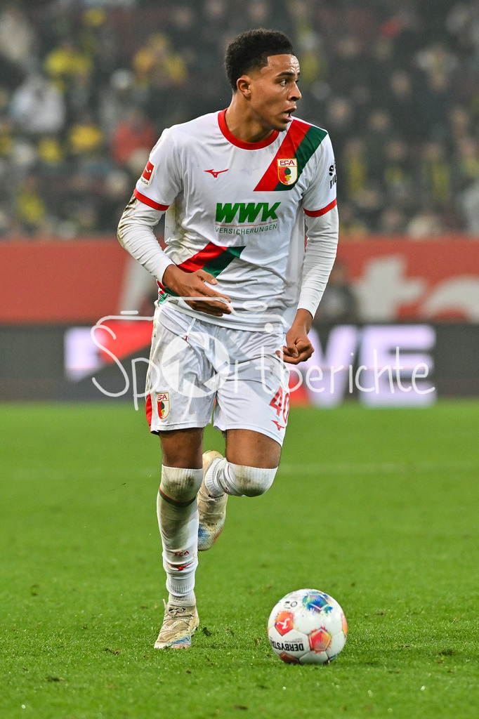 FC Augsburg - Borussia Dortmund | AUGSBURG, GERMANY - with ball  Noahkai BANKS (FC Augsburg 40) during the bundesliga match between FC Augsburg vs. Borussia Dortmund on matchday 9 at WWK Arena on October 31, 2025 in Augsburg, Germany / DFL REGULATIONS PROHIBIT ANY USE OF PHOTOGRAPHS AS IMAGE SEQUENCES AND/OR QUASI-VIDEO