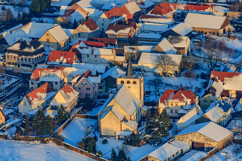 Luftbild: Kathol. Kirche Minfeld im Abendlicht bei Schnee im Winter in Minfeld im Bundesland Rheinland-Pfalz in Deutschland. Foto: IMG_36506.jpg vom 03.01.2011 durch Werner Riehm/FLY-FOTO.de