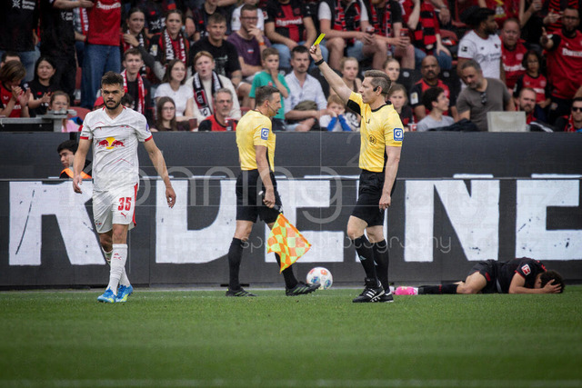 German Bundesliga, Bayer 04 Leverkusen vs. RB Leipzig, 02.05.2026 | LEVERKUSEN, GERMANY - MAY 2, 2026 :  Referee Tobias Welz (Wiesbaden) is showing a yellow card to Max Finkgraefe (Finkgrafe, Finkgräfe, RB Leipzig, 35) during the German Bundesliga match on gameday 32 between Bayer 04 Leverkusen vs. RB Leipzig at BayArena on May 2, 2026 in Leverkusen, Germany. DFL REGULATIONS PROHIBIT ANY USE OF PHOTOGRAPHS AS IMAGE SEQUENCES AND/OR QUASI-VIDEO.
