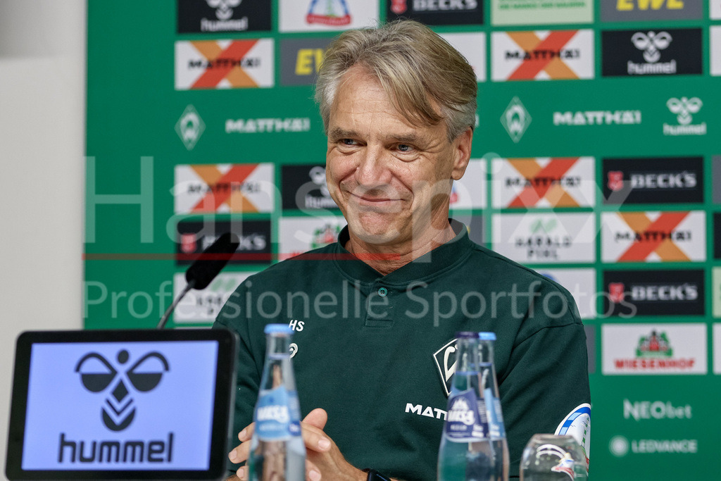 Fussball, Bundesliga, SV Werder Bremen - Bayer 04 Leverkusen | Horst Steffen (Trainer, Cheftrainer, SV Werder Bremen) während der Pressekonferenz nach dem Spiel, Portrait, Nahaufnahme, Einzelfoto, Einzelbild, DIE DFL-RICHTLINIEN UNTERSAGEN JEGLICHE NUTZUNG VON FOTOS ALS SEQUENZBILDER UND/ODER VIDEOÄHNLICHE FOTOSTRECKEN. DFL REGULATIONS PROHIBIT ANY USE OF PHOTOGRAPHS AS IMAGE SEQUENCES AND/OR QUASI-VIDEO.