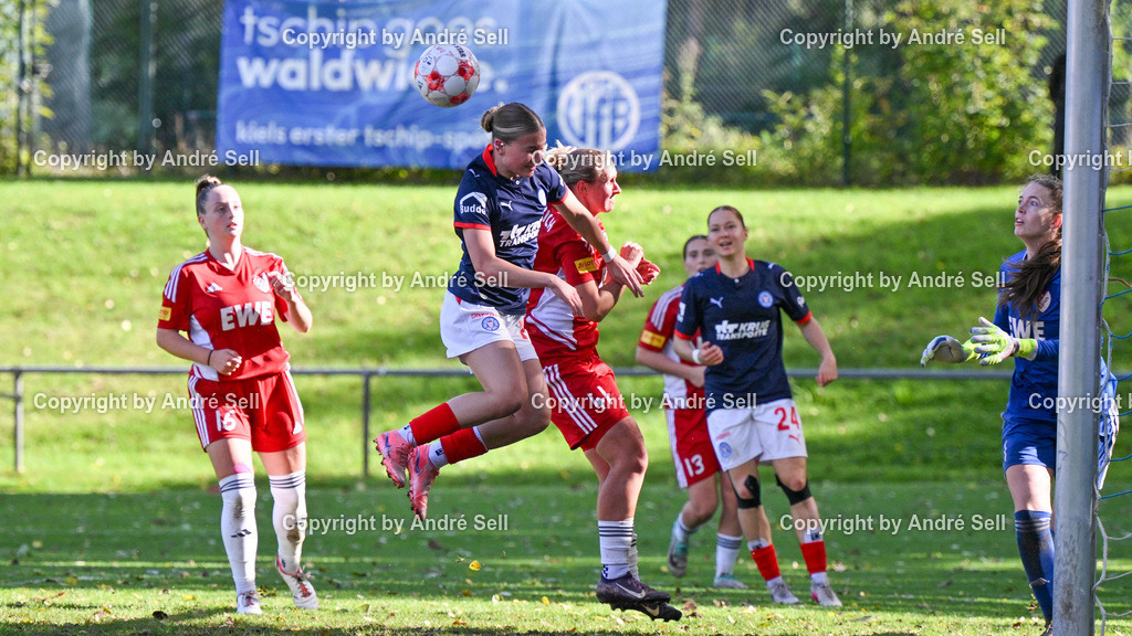 Holstein Kiel vs SpVg Aurich | Lisann Petersen (Holstein #20) vs Angelina-Michelle Wunder (Aurich #41) / Fußball-Regionalliga Nord Frauen 2026/2027 / Holstein Kiel vs SpVg Aurich / Waldwiese / Kiel / 20.09.26 - Realisiert mit Pictrs.com