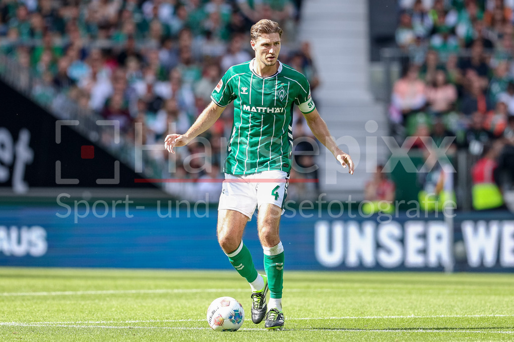 Fussball, Bundesliga, SV Werder Bremen - Bayer 04 Leverkusen | Niklas Stark (SV Werder Bremen, 4) am Ball, Freisteller, Einzelbild, Ganzkörper, Aktion, Action, Spielszene, DIE DFL-RICHTLINIEN UNTERSAGEN JEGLICHE NUTZUNG VON FOTOS ALS SEQUENZBILDER UND/ODER VIDEOÄHNLICHE FOTOSTRECKEN. DFL REGULATIONS PROHIBIT ANY USE OF PHOTOGRAPHS AS IMAGE SEQUENCES AND/OR QUASI-VIDEO.
