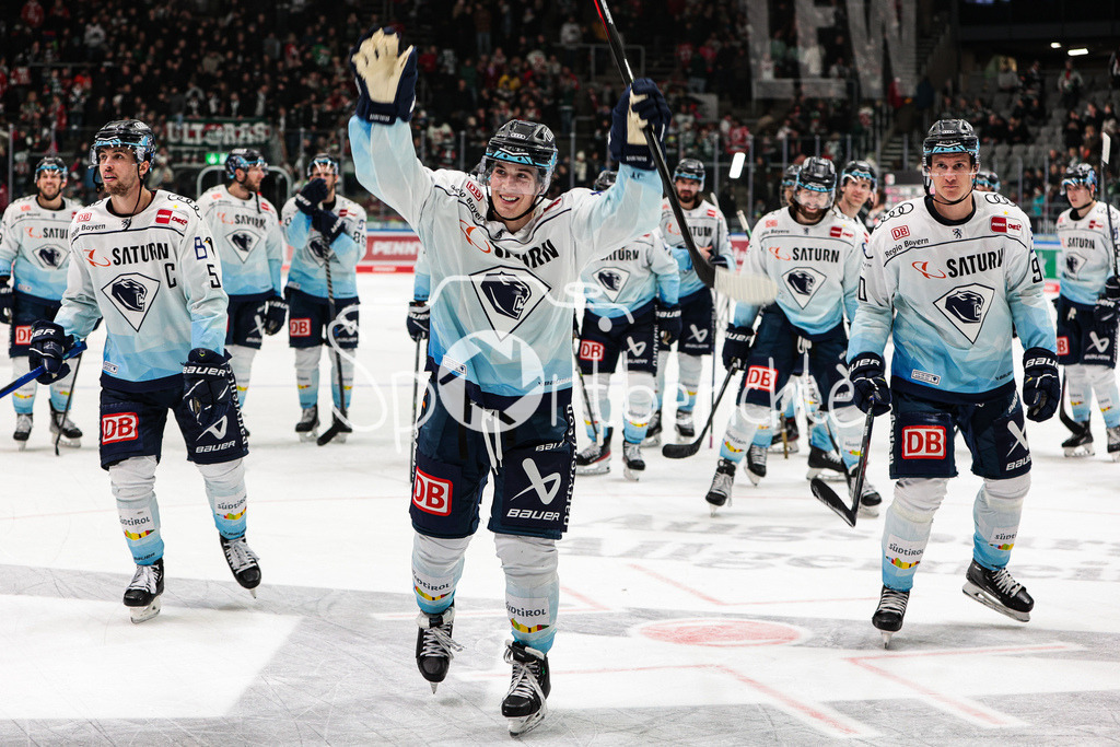Augsburger Panther - ERC Ingolstadt | Große freude bei den gaesten nach dem Sieg in Augsburg / Ty RONNING (ING #91)