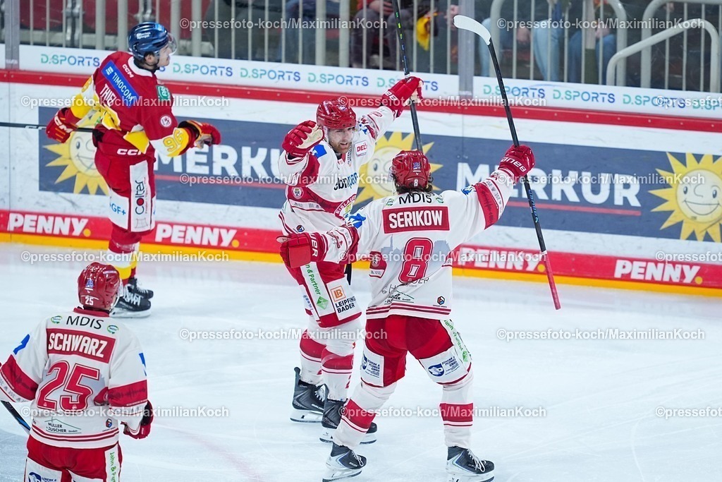 xYDRx20022601007 | 20.02.2026, xydrx, Eishockey, DEL2, Düsseldorfer EG - EV Landshut, PSD Bank Dome Düsseldorf: Torjubel nach dem Tor zum 1:0 für den EV Landshut durch Torschütze Yannick Wenzel (EV Landshut #20) zusammen mit Andreas Schwarz (EV Landshut #25) und Finn Serikow (EV Landshut #8)   Photo: xYannisxDreimannxPressefotoKochx