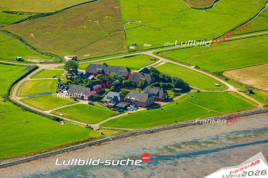 Luftaufnahme Hunnenswarf Langeneß - Die Luftaufnahme wurde 2025 vom UL-Flugzeug heraus erstellt ( ohne Drohne ) - Hochauflösende Luftaufnahme - für professionelle Ausdrucke geeignet. Die Geschenkidee !Mit Lizenz und Bildrechte bestellbar
