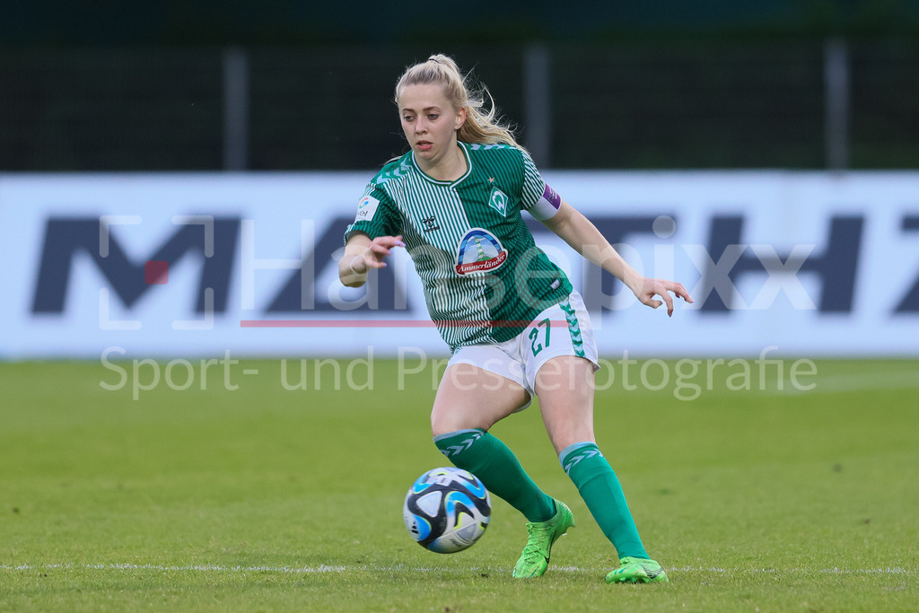 Fussball, Google Pixel Frauen-Bundesliga, SV Werder Bremen - MSV Duisburg | v.li.: Nina Lührßen (SV Werder Bremen, 27) am Ball, Freisteller, Einzelbild, Ganzkörper, Aktion, Action, Spielszene, DIE DFB-RICHTLINIEN UNTERSAGEN JEGLICHE NUTZUNG VON FOTOS ALS SEQUENZBILDER UND/ODER VIDEOÄHNLICHE FOTOSTRECKEN. DFB REGULATIONS PROHIBIT ANY USE OF PHOTOGRAPHS AS IMAGE SEQUENCES AND/OR QUASI-VIDEO.