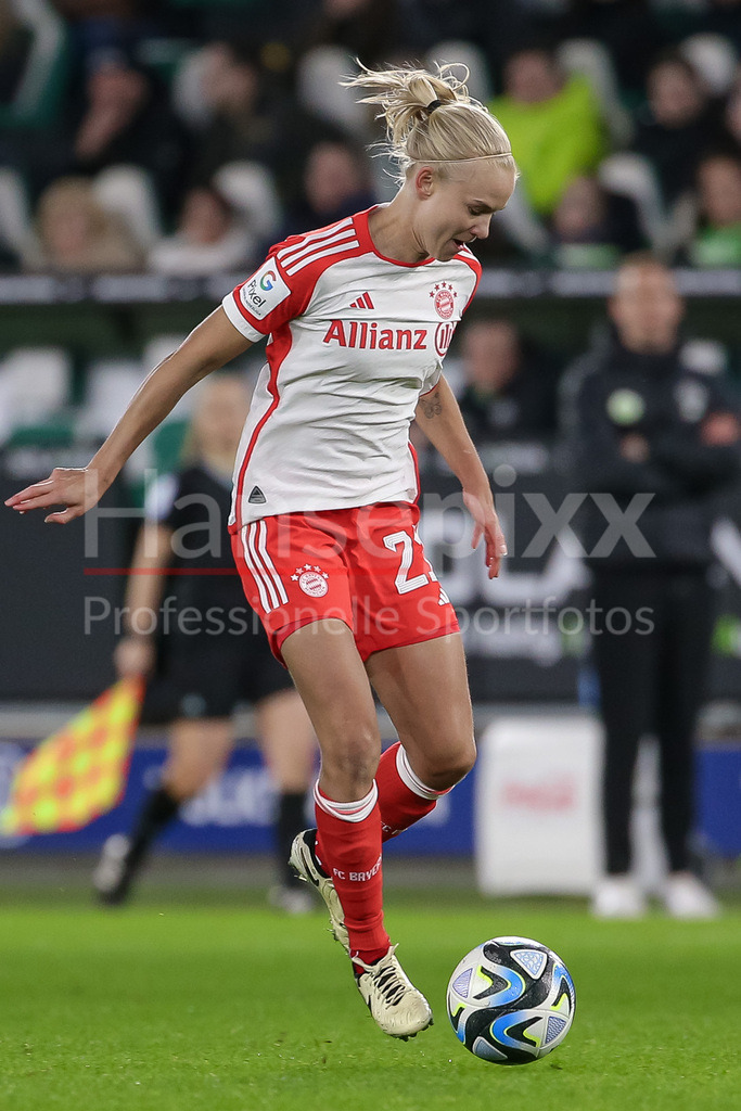 Fussball, Google Pixel Frauen-Bundesliga, VfL Wolfsburg - FC Bayern München | v.li.: Pernille Harder (FC Bayern München, 21) am Ball, Einzelbild, Ganzkörper, Aktion, Action, Spielszene, DIE DFB-RICHTLINIEN UNTERSAGEN JEGLICHE NUTZUNG VON FOTOS ALS SEQUENZBILDER UND/ODER VIDEOÄHNLICHE FOTOSTRECKEN. DFB REGULATIONS PROHIBIT ANY USE OF PHOTOGRAPHS AS IMAGE SEQUENCES AND/OR QUASI-VIDEO.