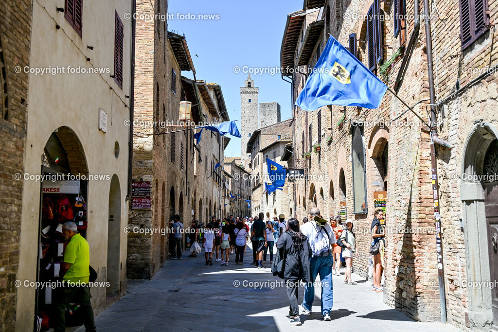 Italien_ Toskana_ San Gimignano_ 31.05.2024-6 | 31.05.2024, Italien, ITA, Toskana, San Gimignano im Bild Stadtansichten Gebäude, Architektur, Touristen, Historisch, Souvenir, Ansichten der berühmten Stadt San Gimignano in der Toskana-Italien - View of the famous town San Gimignano in Tuscany-ItalySan Gimignano ist eine italienische Kleinstadt in der Toskana mit einem mittelalterlichen Stadtkern. San Gimignano wird auch die Stadt der Türme genannt. Die Stadt liegt in der Provinz Siena. Sie gehört neben Florenz, Siena und Pisa zu den von Touristen meist besuchten Zielen in der Toskana.
