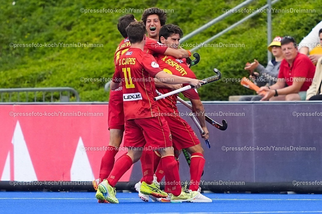 xydrx16082502013 | 16.08.2025, xydrx, Herren EuroHockey Championship 2025, Spiel um Platz 3, Frankreich - Spanien, Sparkassenpark Mönchengladbach: Torjubel nach dem Tor zum 1:0 für die Spanische Nationalmannschaft durch Torschütze Marc Recasens (ESP #8) zusammen mit Xavier Gispert (ESP #6) und Gerard Clapes (ESP #11) und Marc Reyne (ESP #12)