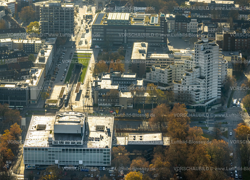 Gelsenkirchen231104302 | Luftbild, City Altstadt Ebertstraße Grünstreifen mit Straßenbahnunterführung und Fritz-Rahkob-Platz, Musiktheater im Revier Gelsenkirchen (MIR), Hans-Sach-Haus und City Hochhaus Weißer Riese, umgeben von herbstlichen Laubbäumen, Stadtmitte, Gelsenkirchen, Ruhrgebiet, Nordrhein-Westfalen, Deutschland