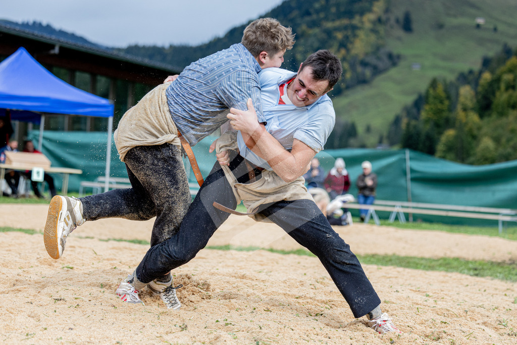 Unteriberg2025_2547 | Die Schwinger des Schwyzer Kantonalen Schwingerverbandes: Fotos, die Dynamik und Leidenschaft festhalten, sowie emotionale Momente aus dem traditionellen Schwingsport zeigen. - Realisiert mit Pictrs.com