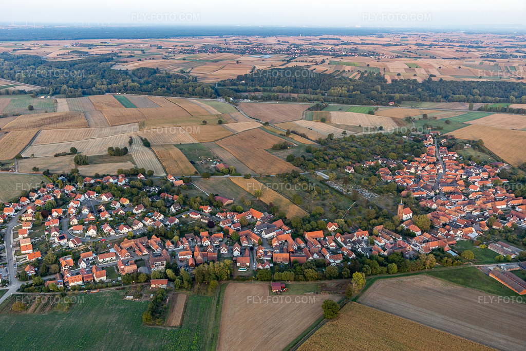 Aerial view: View of the town in Hunspach in the state Bas-Rhin, France. – Photo: IMG_123287.jpg taken on 09/30/2020 by Werner Riehm/FLY-FOTO.com – Resolution of the original: 5472 x 3648 px