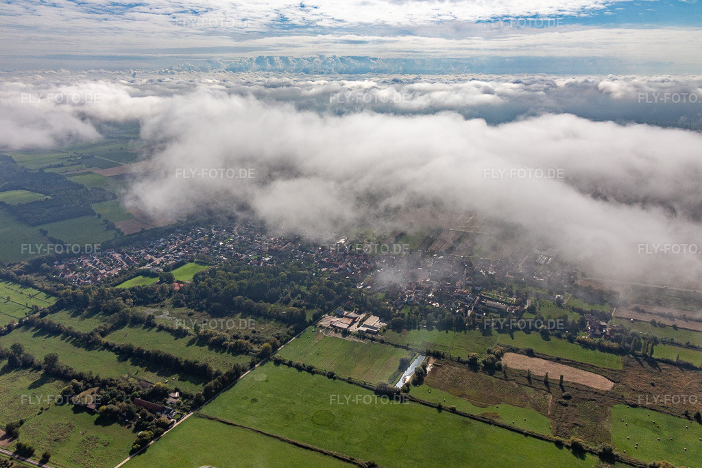 Luftbild: Dorfansicht unter Wolken aus Nordwesten in Winden im Bundesland Rheinland-Pfalz in Deutschland. Foto: IMG_135060.jpg vom 30.09.2022 durch Werner Riehm/FLY-FOTO.de