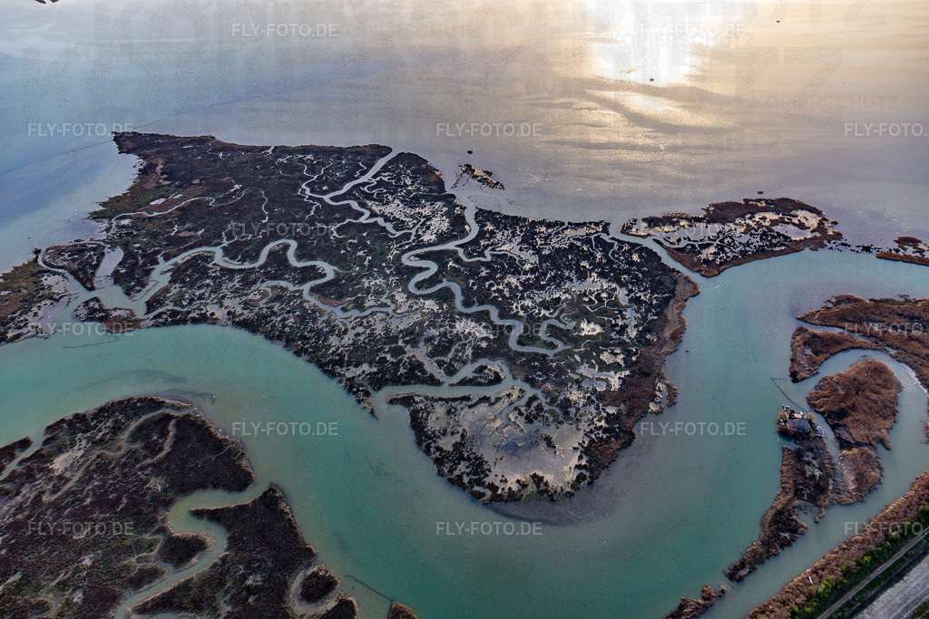 Marschinseln an der Meeres- Küste Laguna Marano in Friaul-Julisch Venetien | Luftbild: Marschinseln an der Meeres- Küste Laguna Marano in Friaul-Julisch Venetien in Marano Lagunare im Bundesland Udine in Italien. Foto: IMG_105835.jpg vom 08.04.2018 durch Werner Riehm/FLY-FOTO.de - Realisiert mit Pictrs.com