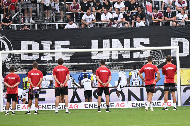 pictureshooting.AT-20240901-0078 | Image shows an overview with players of LASK with fans with flags and a banner on the grandstand in the Raiffeisen Arena, LASK (weiss) vs. RZ Pellets WAC (schwarz), Sport, ADMIRAL Bundesliga, Fußball /Foto: Albert Mikovits Datum 20240901