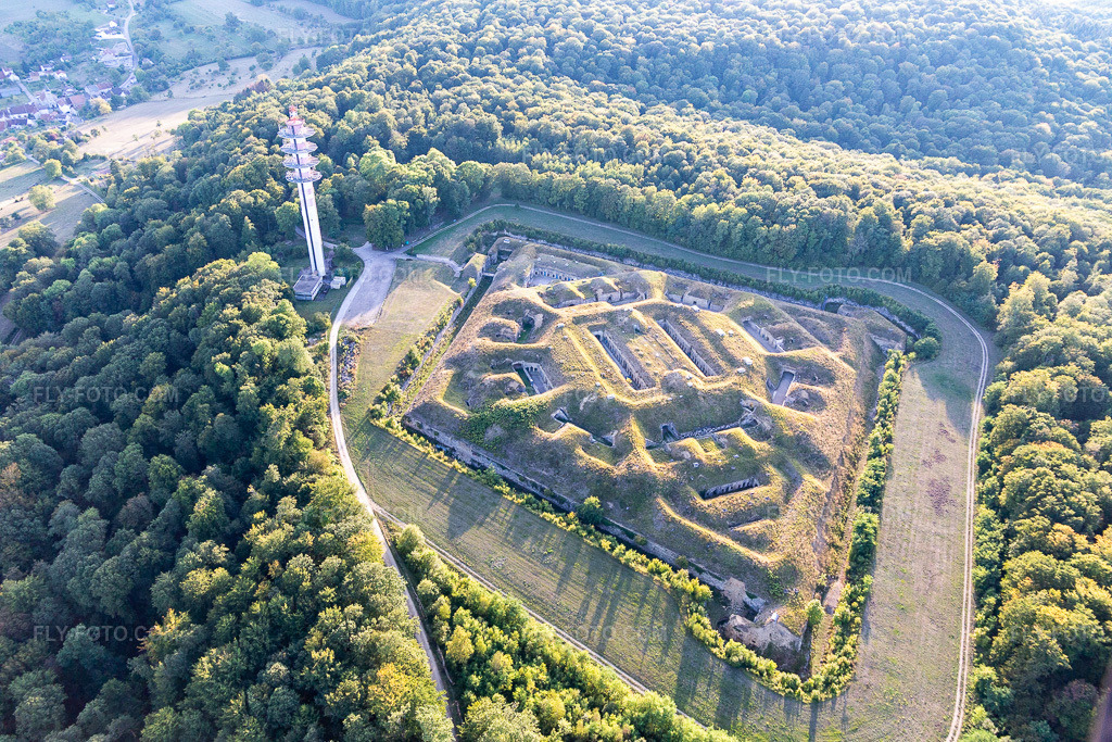 Aerial view: Fort de Bourlémont in Mont-lès-Neufchâteau in the state Vosges, France. – Photo: IMG_118304.jpg taken on 09/15/2019 by Werner Riehm/FLY-FOTO.com – Resolution of the original: 5472 x 3648 px
