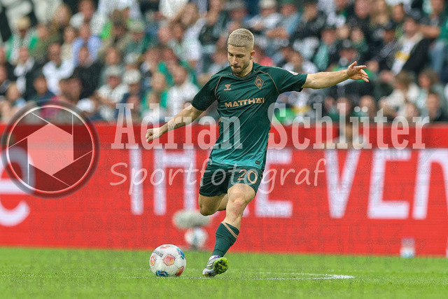 Borussia Mönchengladbach vs SV Werder Bremen - Bundesliga  | Mönchengladbach, Deutschland, 14.09.25:   Romano Schmid (SV Werder Bremen) in Aktion am Ball, Einzelaktion waehrend des Spiels der Bundesliga zwischen Borussia Mönchengladbach vs SV Werder Bremen im Stadion im Borussia Park(Foto von Brauer-Fotoagentur / Adrian Schlueter)