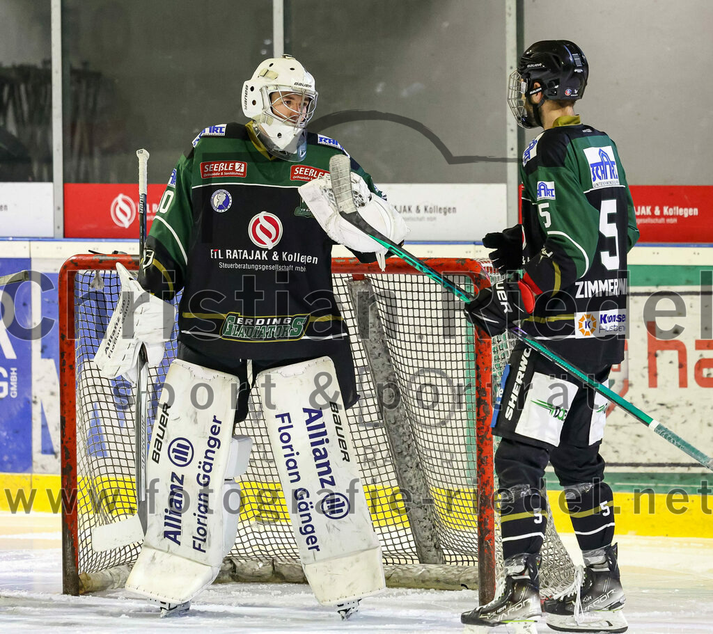 2022-12-16_007_TSV_Erding_gegen_EC_Pfaffenhofen | Erding, Deutschland, 16.12.2022:
Eishockey, Bayernliga 2022 / 2023, 21. Spieltag, TSV Erding gegen EC Pfaffenhofen, Endergebnis: 14:1

Torwart Patrick Mayer (Erding Gladiators, #30), Florian Zimmermann (Erding Gladiators, #5)

Foto: Christian Riedel / fotografie-riedel.net