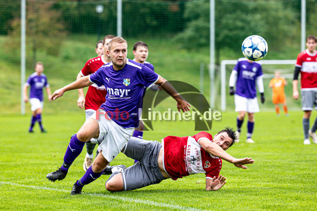SG Hungerbach gegen FC Wildsteig/Rottenbuch | Fußball Kreisliga Herren Oberbayern Zugspitze Gruppe 1 2024/25, SG Hungerbach gegen FC Wildsteig/Rottenbuch, 20241005,Zuelle zwischen Tobias SCHÜLLER (SG Hungerbach 7) und Martin HENNEBACH (FC Wildsteig/Rottenbuch 10),2024-10-05 in Huglfing (Sportpark Huglfing), Tobias SCHÜLLER (SG Hungerbach 7), Martin HENNEBACH (FC Wildsteig/Rottenbuch 10)Copyright: WolfgangxLindner www.foto-lindner.de