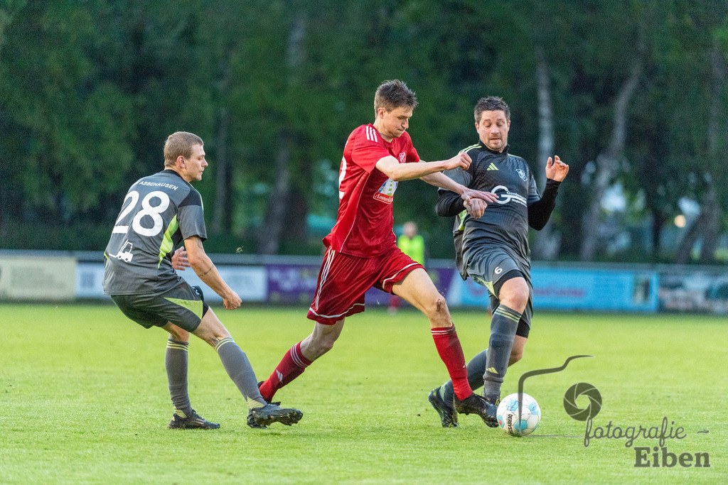 SV Eintracht Wiefelstede-TSV Abbehausen | Bezirksliga Herren; SV Eintracht Wiefelstede (rot)-TSV Abbehausen (grau) am 13.05.2026 in Wiefelstede (Sportanlage), Photo: Philip Eiben 2026 - Realisiert mit Pictrs.com